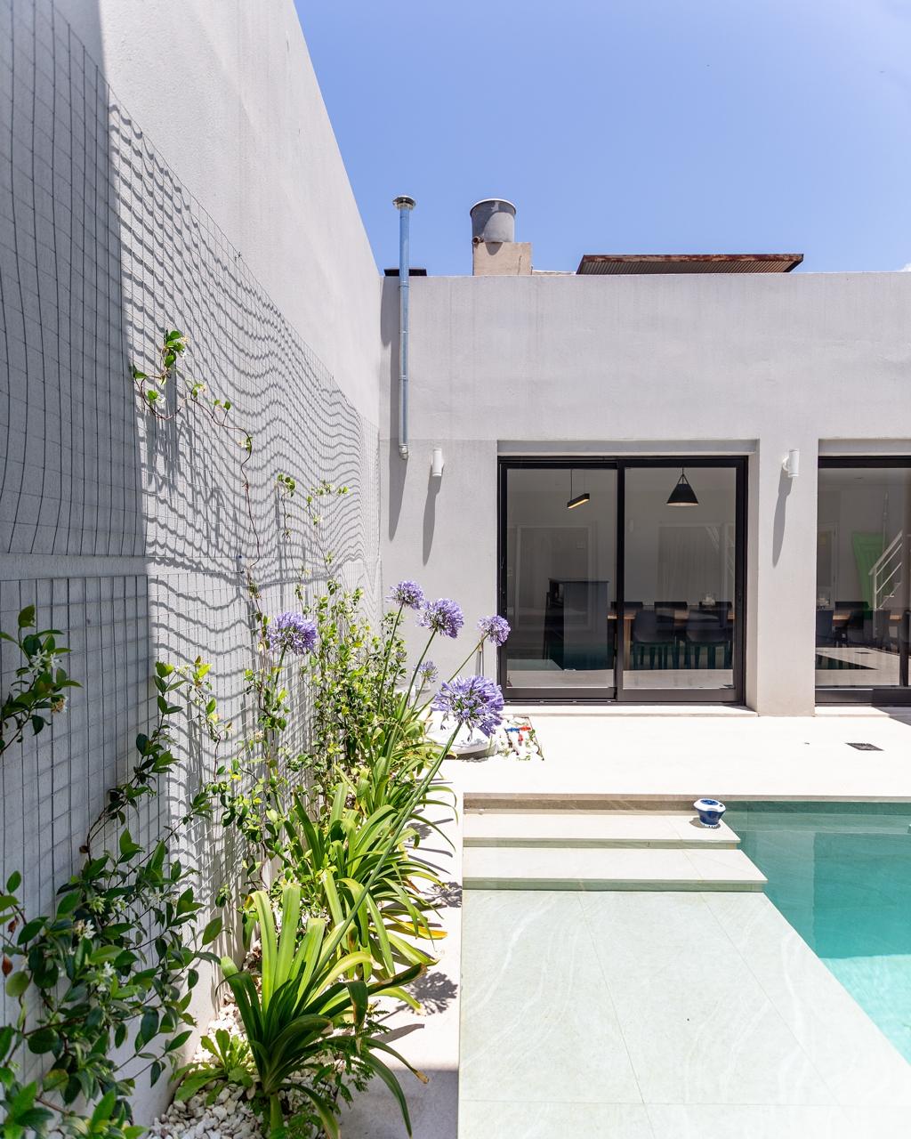 Jardín residencial diseñado por LUCE Paisajismo